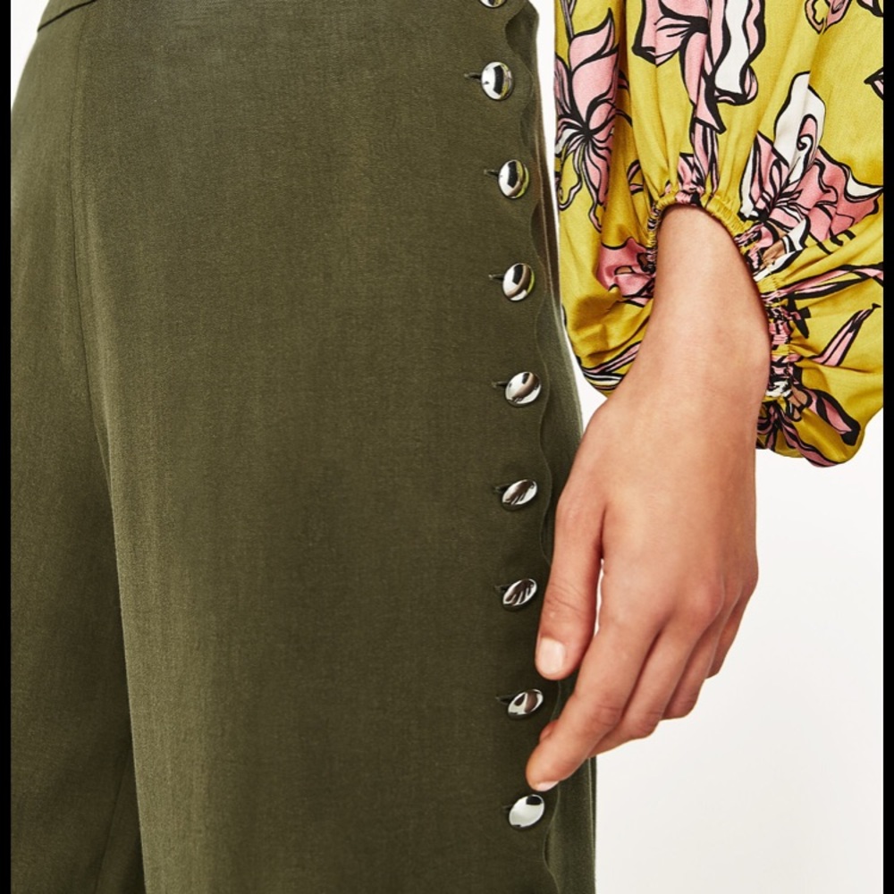 Zara Woman Cropped Trousers with metallic Buttons